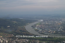 Flugplatz Linz Ost, lolo - Blick auf die Piste in einem Vorbeiflug nördwestlich des Flugplatzes