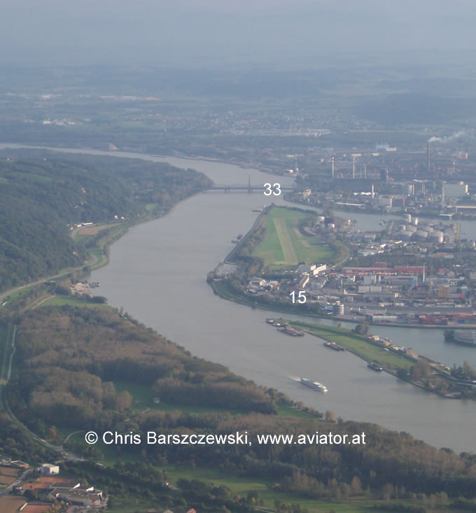 Flugplatz Linz Ost, lolo - Blick auf die Piste 15 in einem Vorbeiflug nrdlich des Flugplatzes