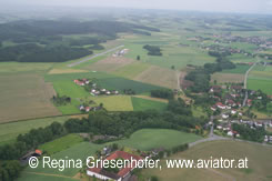 Blick auf die Landebahn in Schärding aus der Luft - südwestlich des Flugplatzes