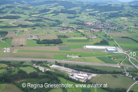 Luftaufnahme Flugplatz Seitenstetten: Die Piste gesehen aus der Platzrunde nördlich des Flugplatzes