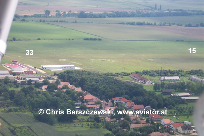 Flugfeld Tokorc, Ungarn Blick auf die Piste 15 x 33 vom Nordwesten
