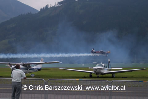 Tiefer Überflug während des Airshows in Zell am See