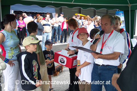 UL-Messe in Zell: Preisverlosung beim Luftikus 2005