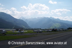 lowz - Zell am See Flugplatz während des UL-Party: im Vordergrund die Flugzeuge, im Hintergrund das imposante Kitzsteinhorn