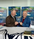 DChris Barszczewski und John Pipkin bereiten den Stand von Aviator.at auf der Messe AERO 2026 in Friedrichshafen