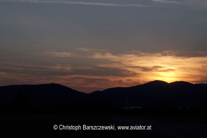 Luftaufnahmen von Aviator:   Sonnenuntergang am Flugplatz in Vöslau
