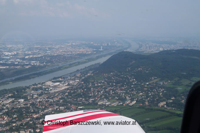 Luftaufnahmen von Aviator:  Wien. Im Vordergrund Leopoldsberg