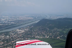 Luftaufnahmen von Aviator aus Österreich:  Wien. Im Vordergrund Leopoldsberg