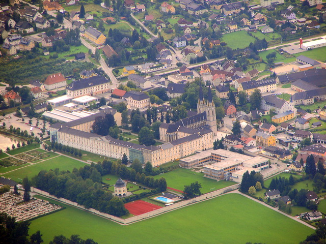 Stift Admont, Ennstal, Steiermark, Luftaufnahmen, Sommer, Österreich, Berge, Flugplätze, Luftbilder, Rundflug