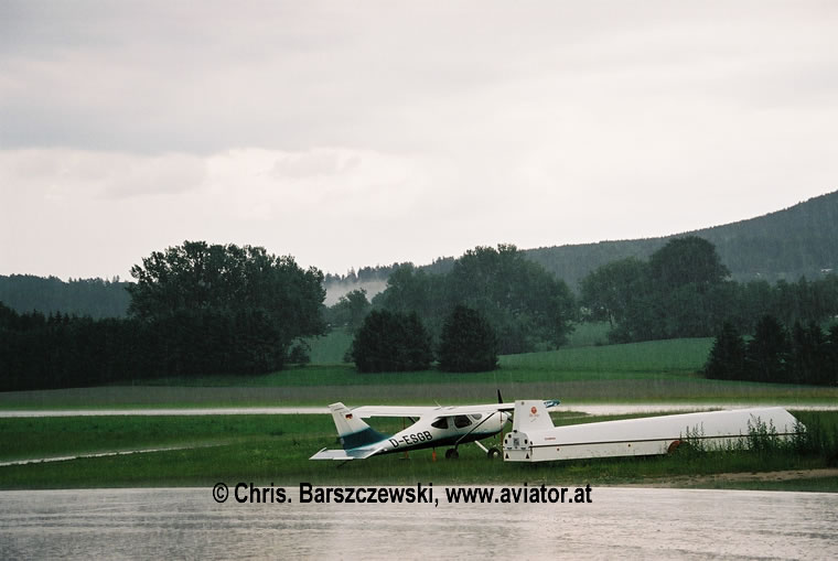 Einsamer Pilot wartet am Flugplatz Gmunden aufs besseres Wetter