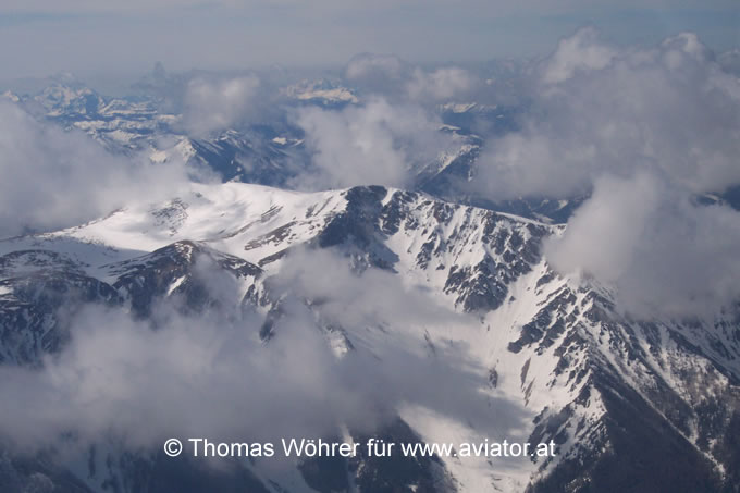 Schneealpe taucht aus den Wolken