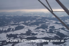 Winterlandschaft: Luftaufnahme von Wienerwald