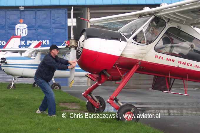 PZL 104 Wilga: die übliche Prozedur bei einem Sternmotor vor dem Start 