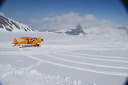 Schweiz, Luftaufnahmen, Gletscherflug, Gletscherlandung, Alpenflug, Gebirgsfliegerei, Gebirgsflug, Mountain flying, Piper Cub, Hans Fuchs, Flugchronik, Ski-Flugzeug, Ski plane, Glacier de Tsanfleuron, Les Diablerets, Gebirgspiste