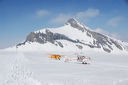 Schweiz, Luftaufnahmen, Gletscherflug, Gletscherlandung, Alpenflug, Gebirgsfliegerei, Gebirgsflug, Mountain flying, Piper Cub, Hans Fuchs, Flugchronik, Ski-Flugzeug, Ski plane, Glacier de Tsanfleuron, Les Diablerets, Gebirgspiste