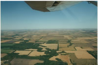 Luftaufnahme über Kansas: hier bekommt das Wort "flach" eine neue Bedeutung