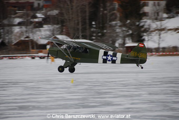 Piper CUb OE-AGO kurz vor dem Aufsetzten am Eis